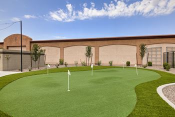 Pillar lago putting green